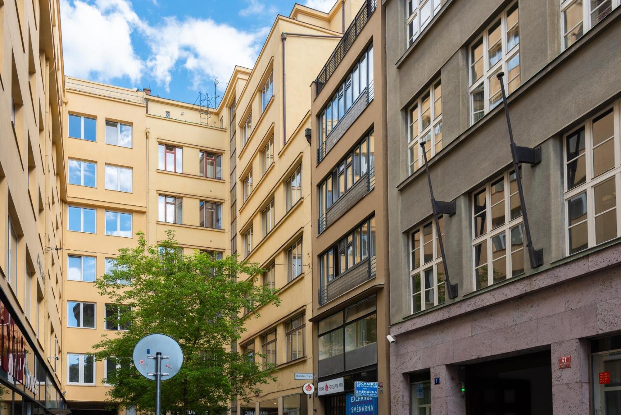 City Leaf Apartments Прага Экстерьер фото